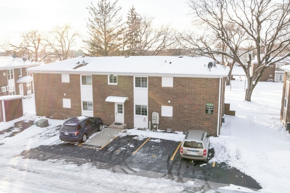 Modern 1BR Apt Near Lake & Downtown