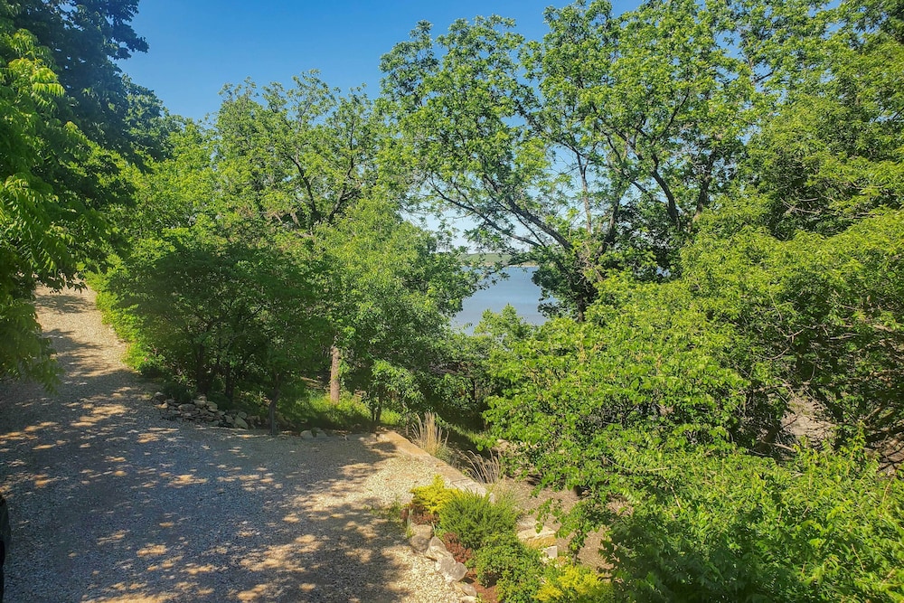 New York City Vacations - Walk to Tuttle Creek Lake: Secluded Scenic Retreat - Property Image 12