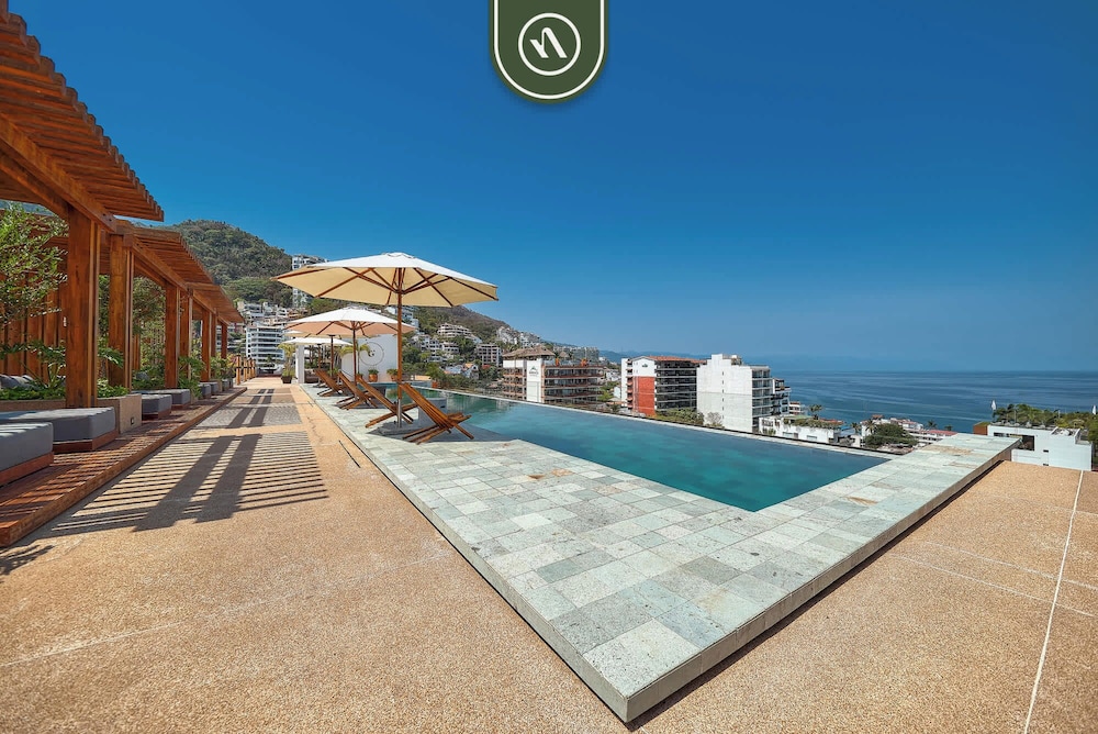 Oceanview Condo With Amazing Rooftop Pool - Gym