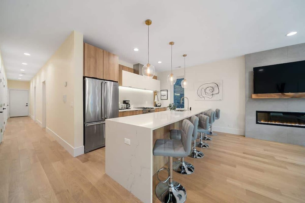 New 3 Bed by United Center w Parking Balcony