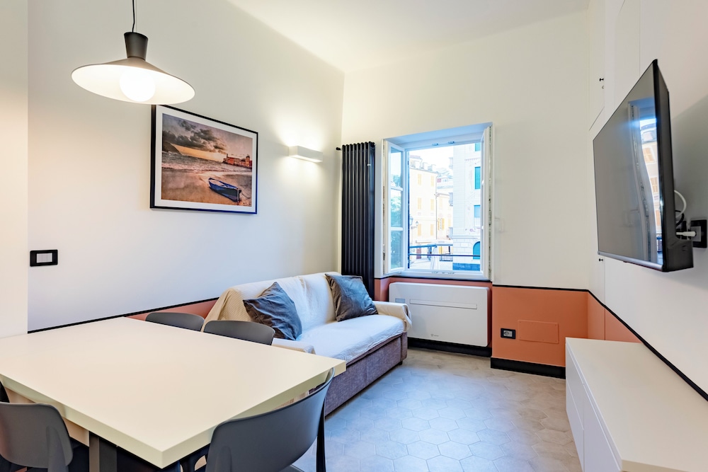 Bright 2BR flat moments from the beach