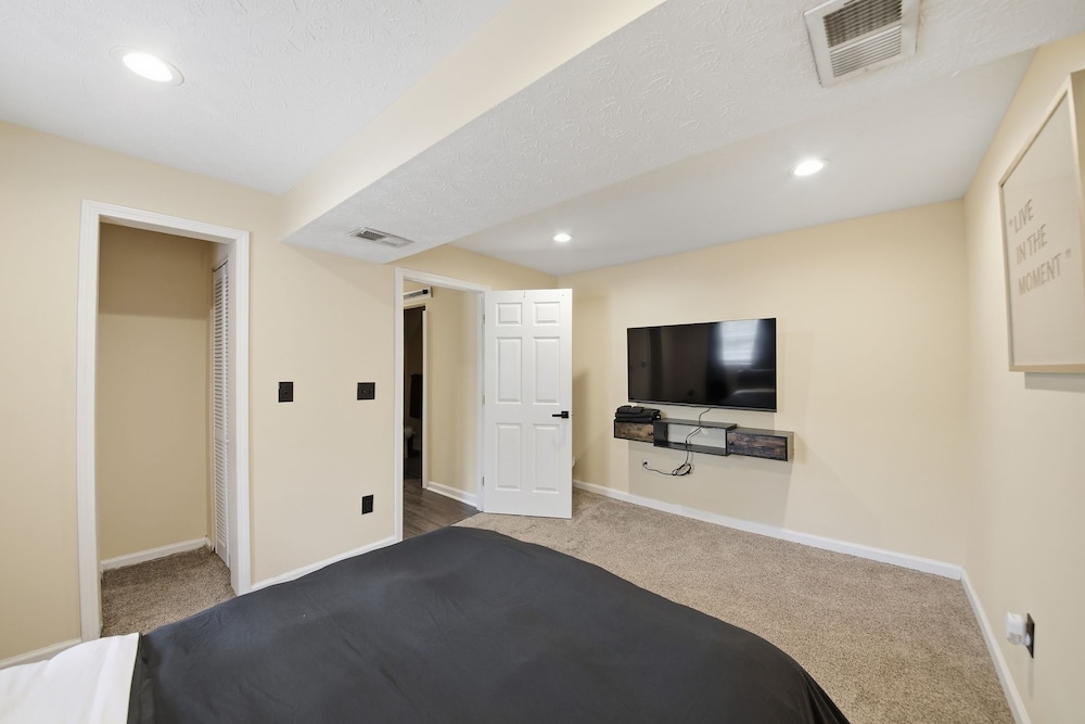 Spacious 2br Home North of Downtown Cincinnati 2 Bedroom Home