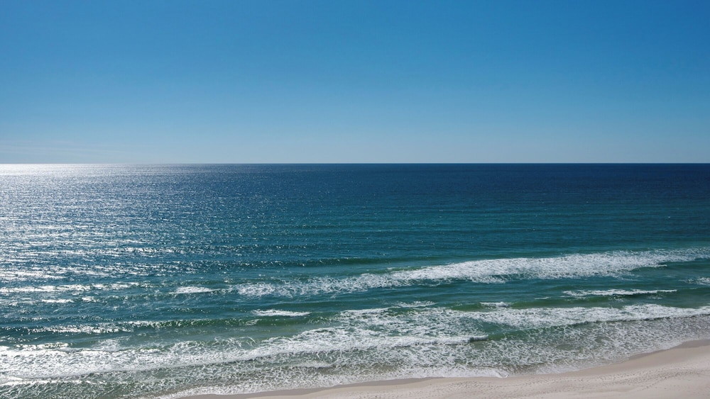 2BR Condo in Edgewater Resort With Golf, Tennis, Pools & Free Tram Service!