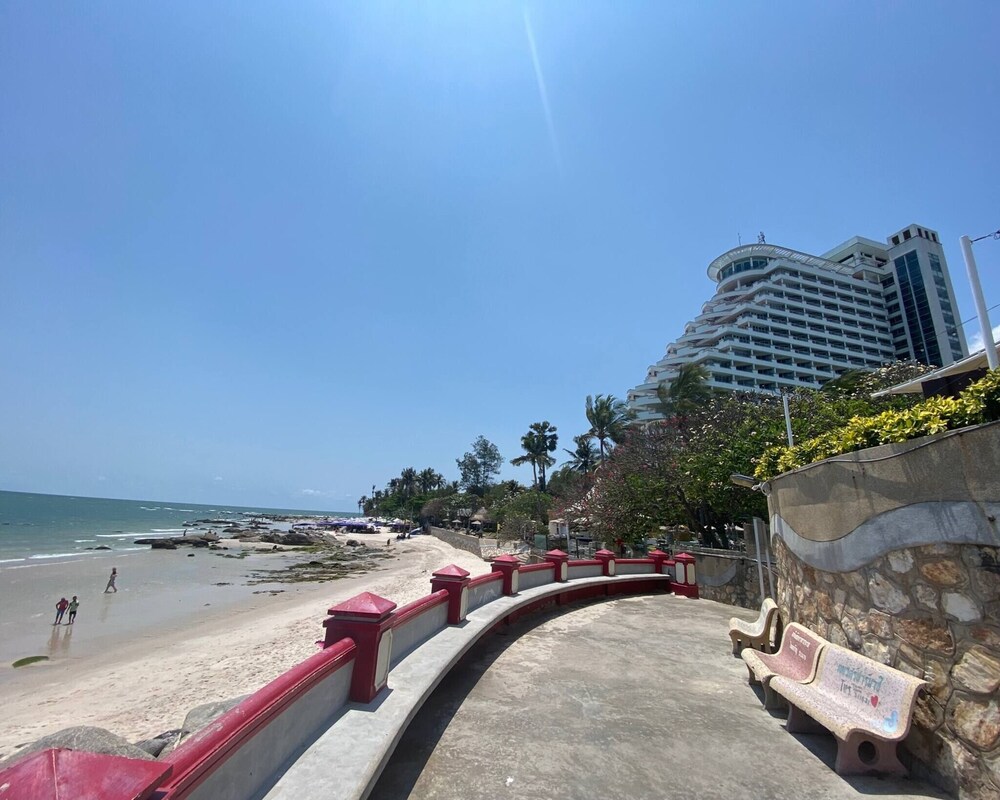Charming 2-bedroom House in Hua Hin Soi 80,12-minute Walk to Beach