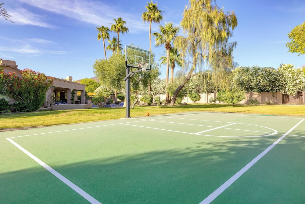 Luxe Scottsdale Oasis With Pool, Hot Tub, Firepit and Outdoor Lounge Avantstay