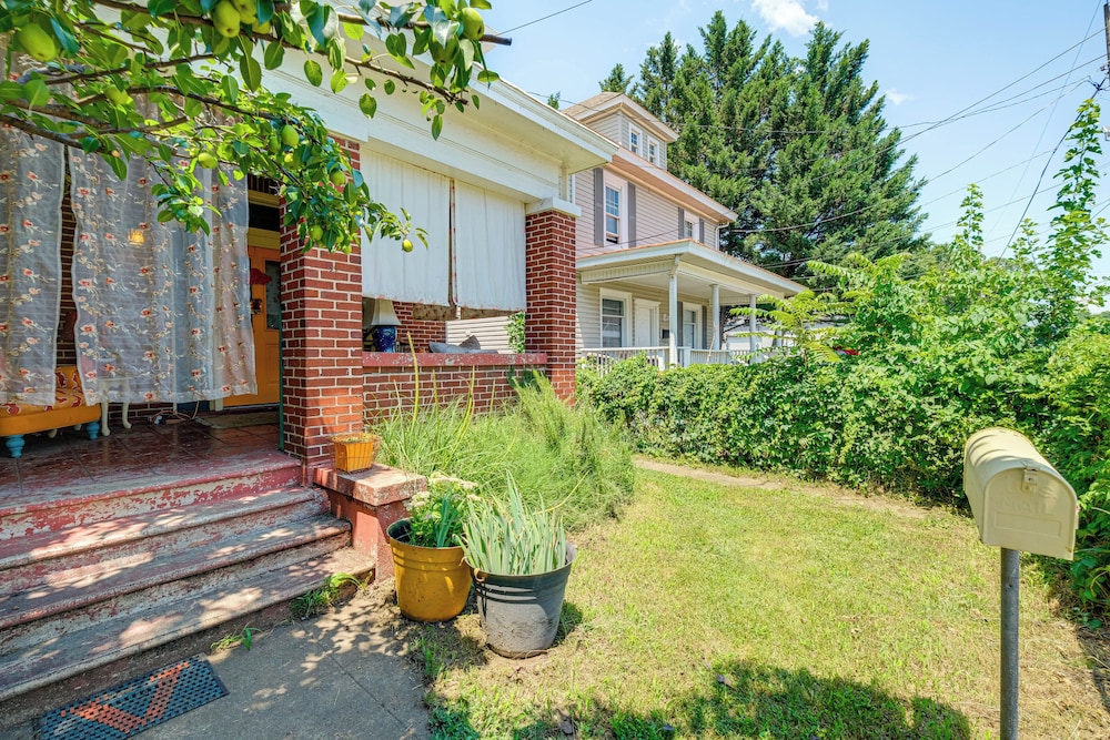 Half-mi to Dtwn: Cozy Roanoke Apt!