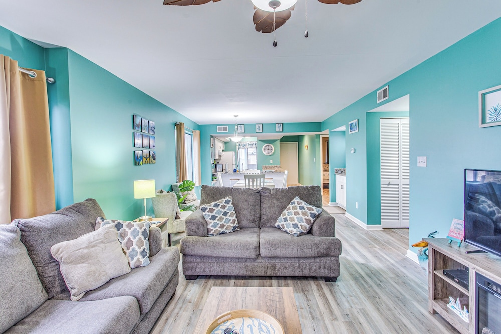 Walk to Ocean: Condo w/ 2 Pools in Myrtle Beach