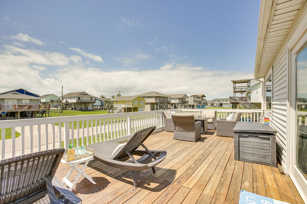Walk to Beach: Updated Home w/ Deck in Galveston!