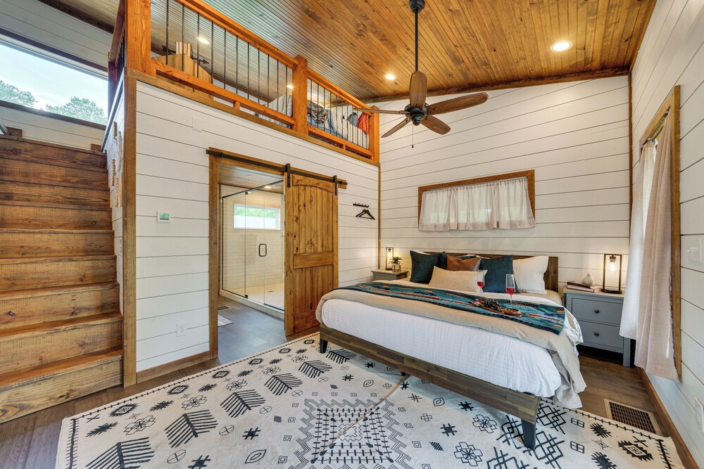 Tree-lined Broken Bow Studio Cabin w/ Hot Tub!