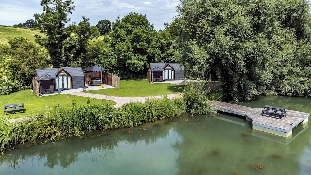 Willow Lodge At Bridge Lake Farm & Fishery