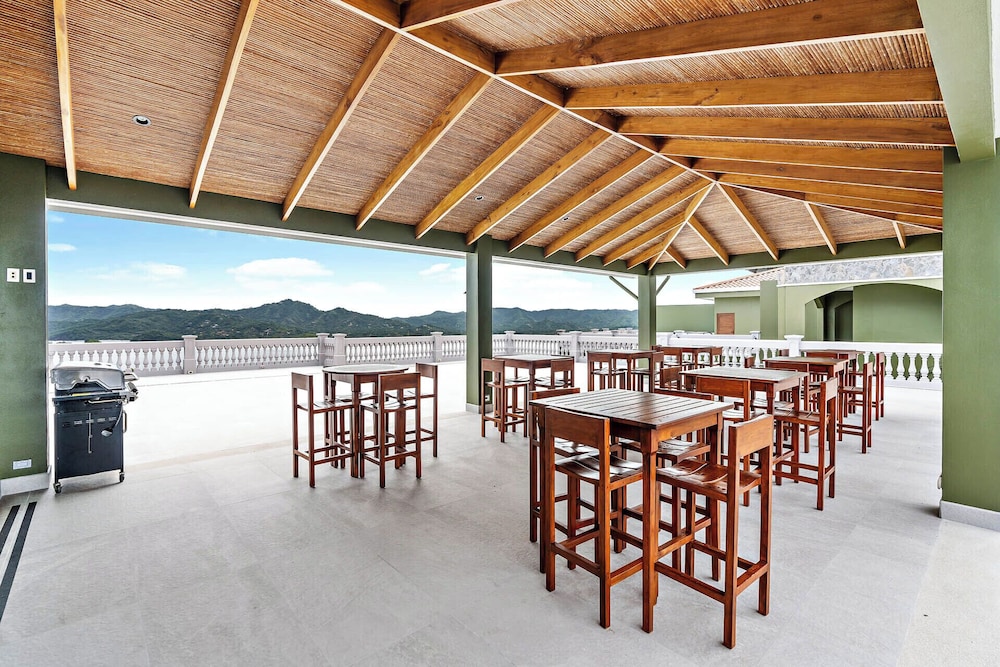 Luxury Condo with Panoramic Ocean Views, Sparkling Infinity Pool, and Modern Open-Concept Design
