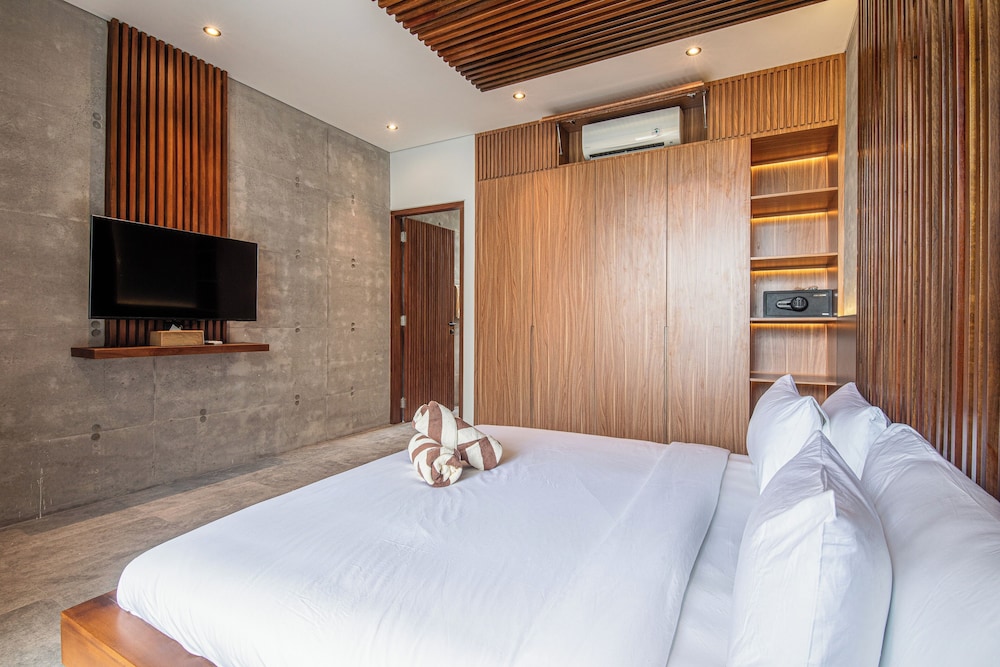 Modern 4BR Canggu Retreat Just 8mins to the Beach