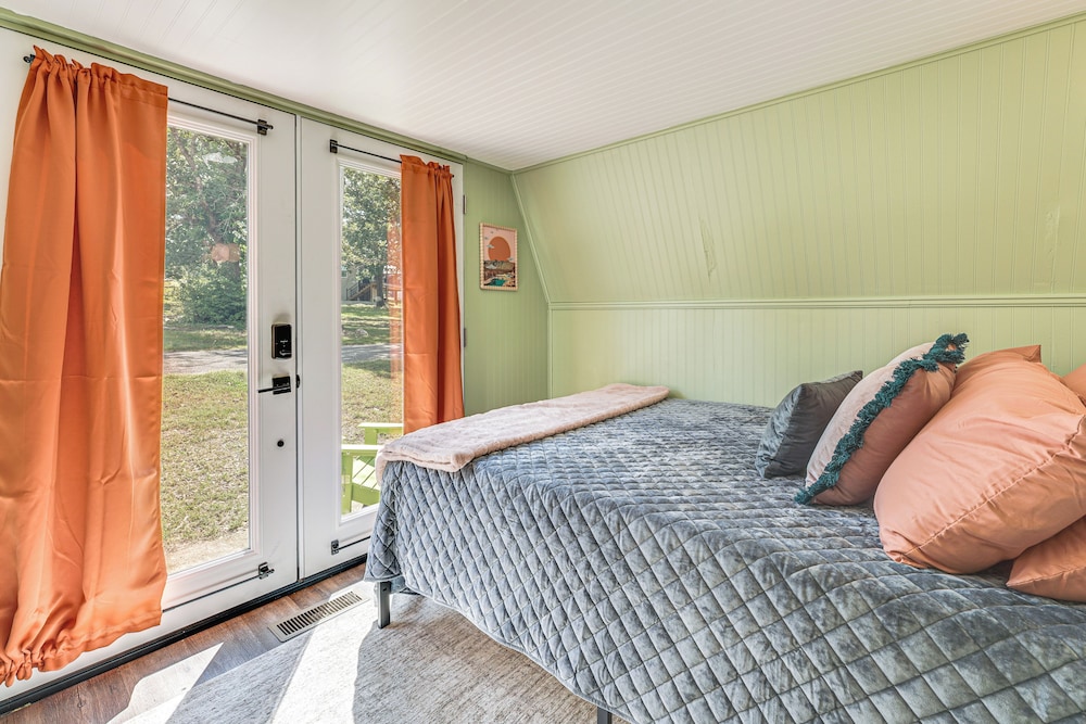 Cozy Cabin w/ Deck & Boat Launch Access in Lampe!