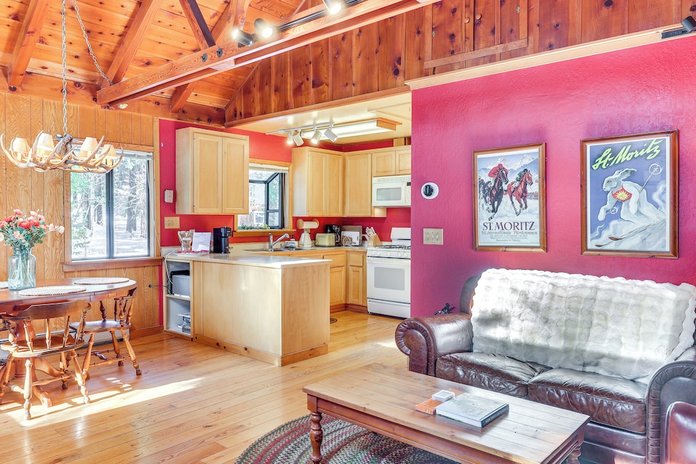 < 2 Blocks to Lake Tahoe: Family Home Near Skiing