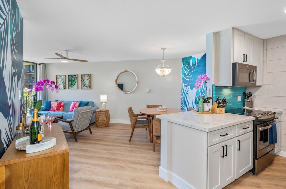 Hip Hawaiian Oceanfront Vistas