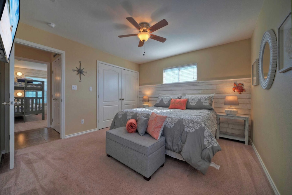 Sleeps 21, 2 Homes 2 Private Pools, Fire Pit, Swing Bar Walk to the Beach