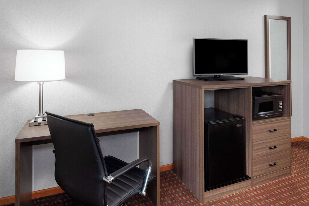 Super 8 by Wyndham McHenry/Fox Lake Area - Property Image 11