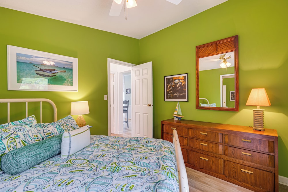 Harkers Island Getaway w/ Deck: Near Cape Lookout!