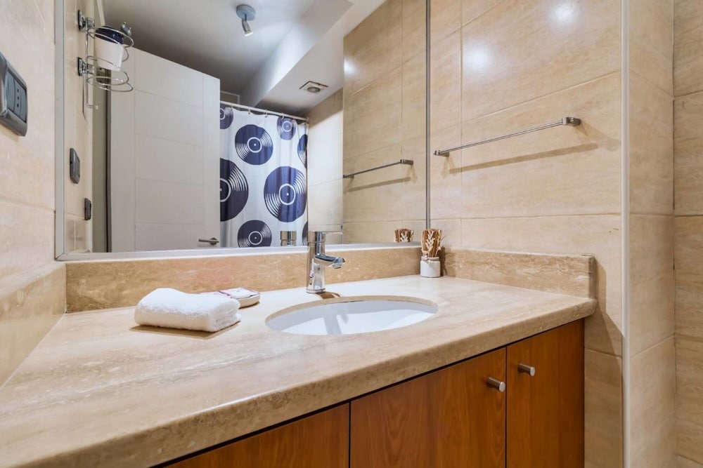 Bellavista Mallinkrodt 1BR Apt - w Terrace A C
