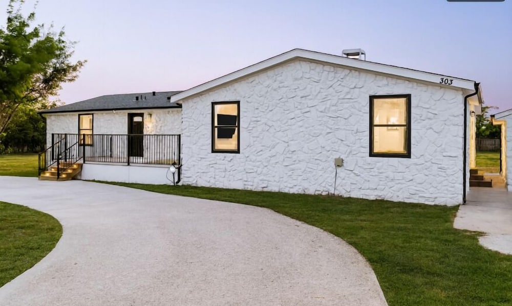 Built for Crews 1-story XL Yard Ample Parking