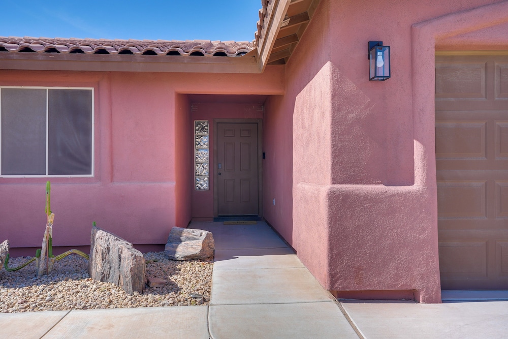 Near Golf Courses: Poolside Paradise in Yuma!