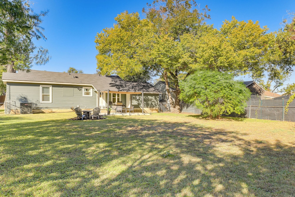 Walk to Cowboys Stadium! Arlington Home w/ Yard