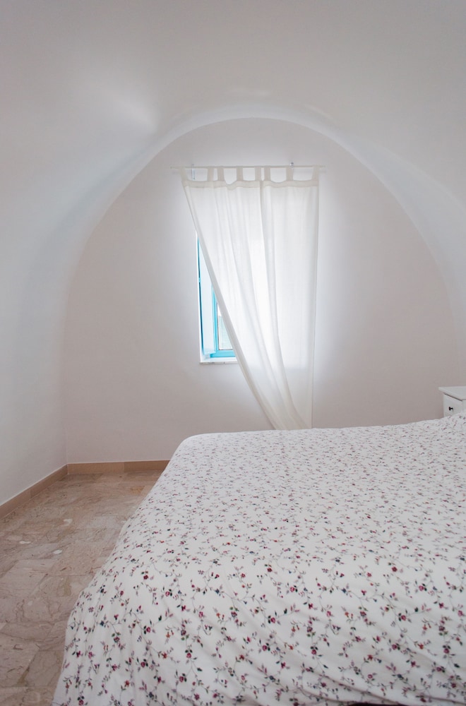 Casa Vicolo en Noci — bedroom