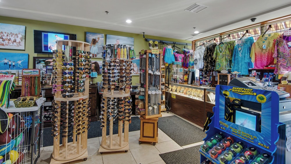 Beachfront Corner Unit w/ Wrap-around Balcony, Close to Attractions!