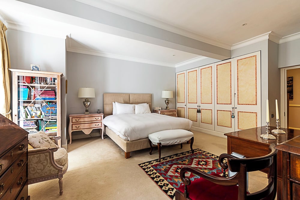 Elegant Two-bedroom Flat in Evelyn Gardens view 3