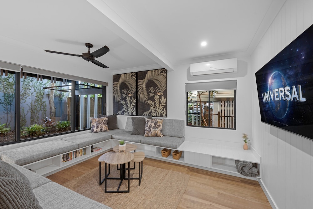 Bright 2-bed New Farm Apartment With Private Patio