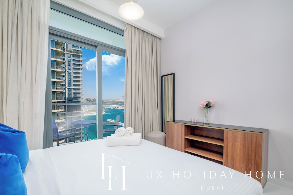 LUX The Marina Vista Beachfront Suite 5