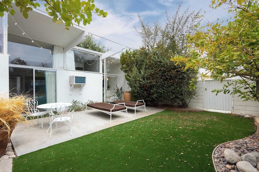 The Monkey Tree Hotel Buyout by Avantstay Entire Hotel Buyout! Funky Rooms w/ Modern Amenities!
