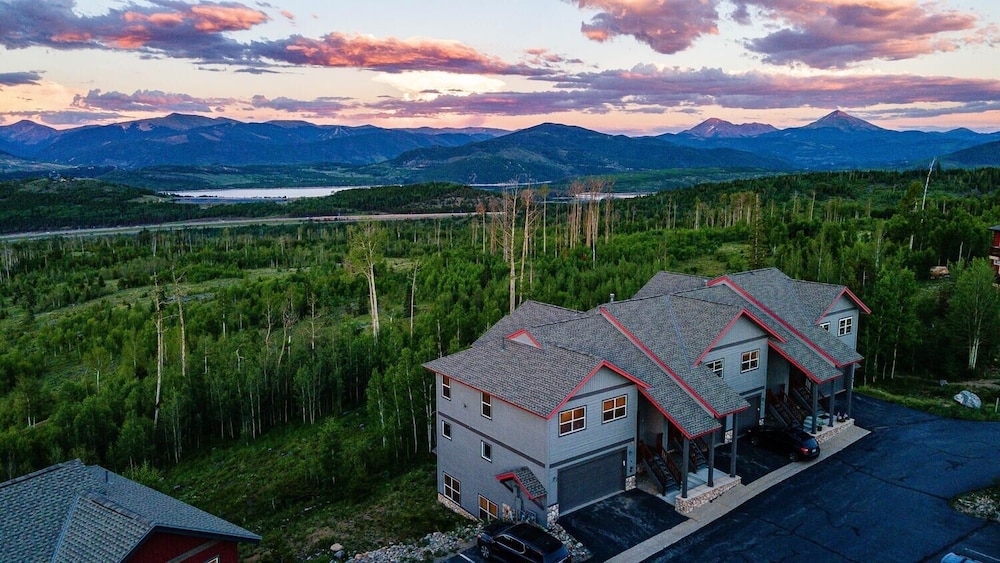 97A Exceptional Views, 4 BR, Central Location by RedAwning view 3