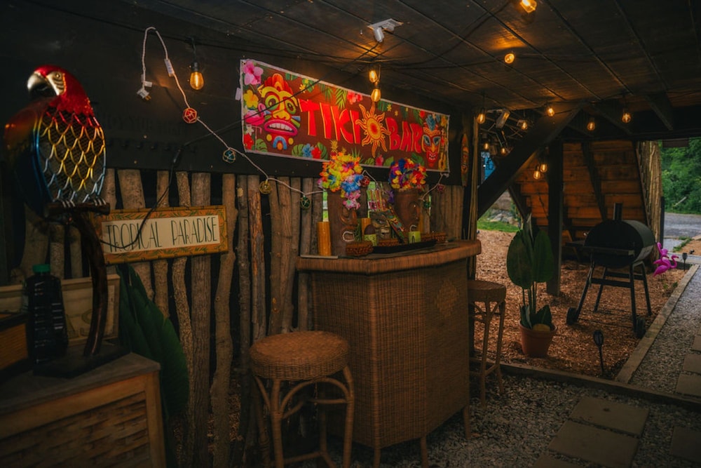 Treehouse Hot tub on 60 Acre Farm Near Downtown