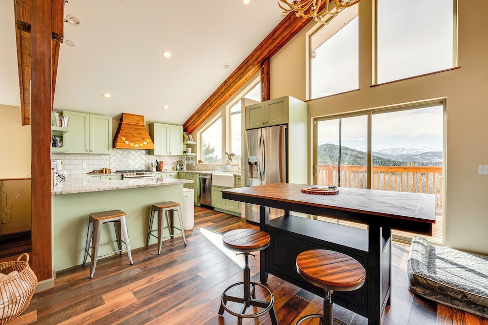 3 Mi to Casinos: Cabin w/ Stables in Black Hawk!