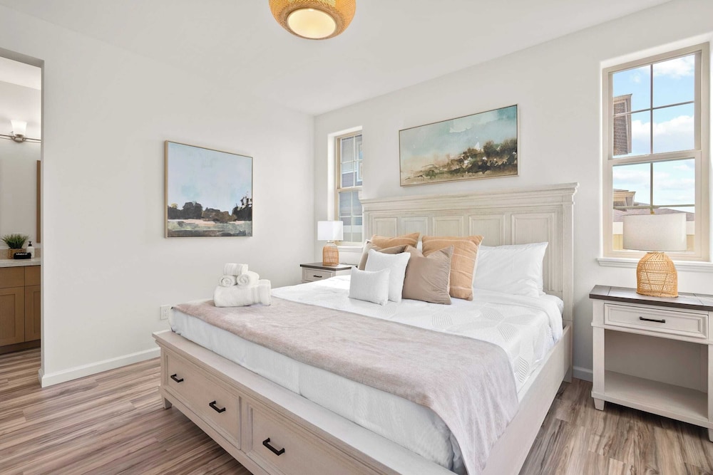 Sleeps 16, 2 Homes Ocean Views, Shared Pool + Gym, Near the Beach Avantstay