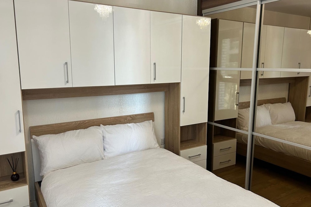 1-bed Apt, Sleeps 4, Central To Shops & Transport