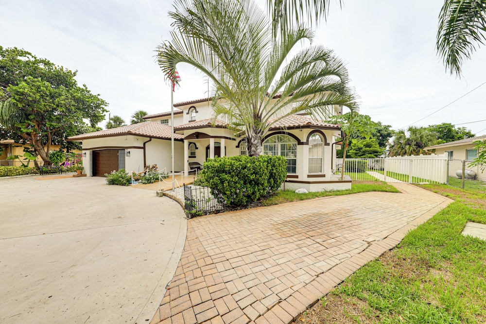 Swim, Barbecue & Game: Home 4 Mi to Pompano Beach!