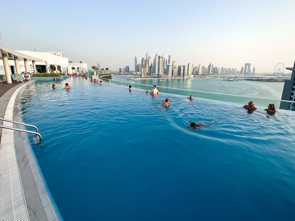 Infinity Pool and Beachfront Apartments - Seven Palm