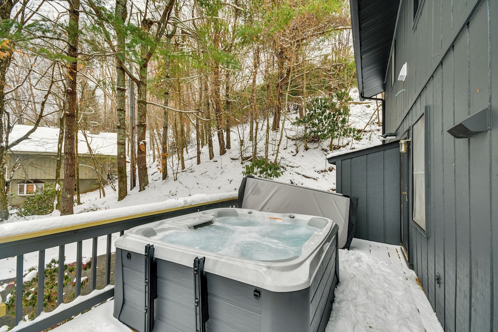 6 Mi to Skiing: Home w/ Hot Tub in Seven Devils!
