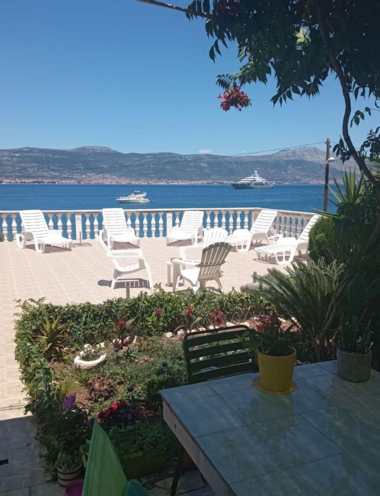 Ljube - by the sea - A3 view 5