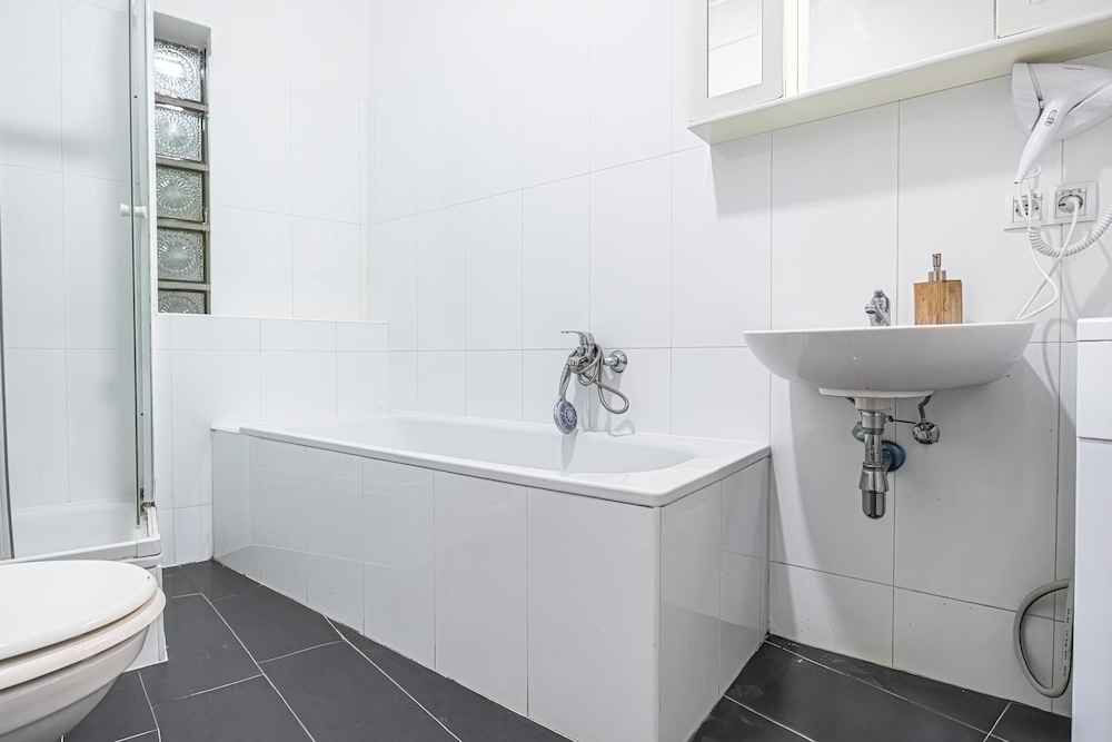 Cozy 4BR Apt Garden Close to Danube
