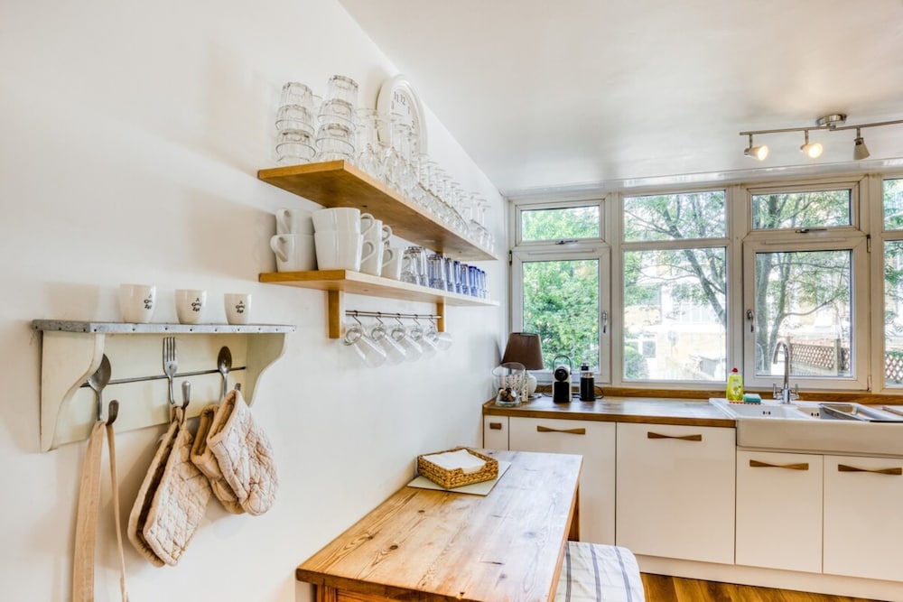 Homely 4 Bedroom House in Brixton