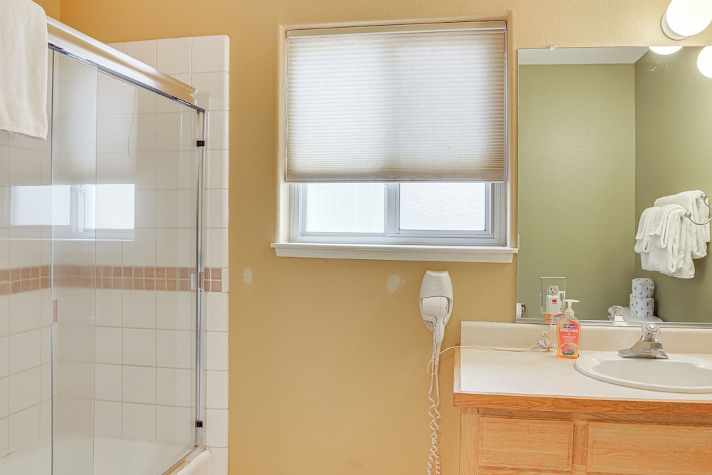 7 Mi to Beach: Home w/ Hot Tub in South Lake Tahoe