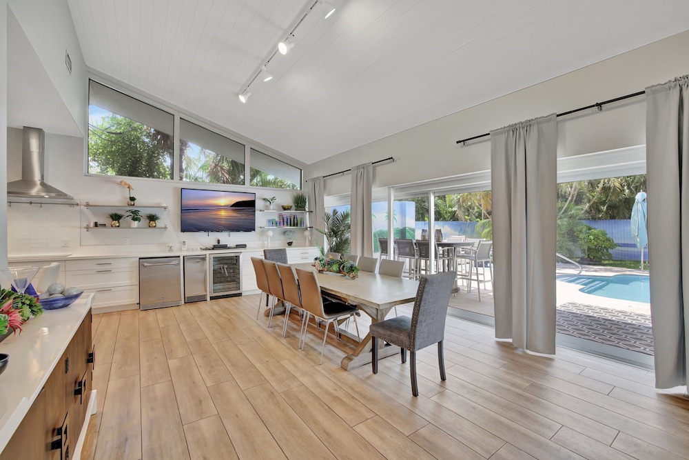 Seabreeze - 6BR Pool and Steps to Beach