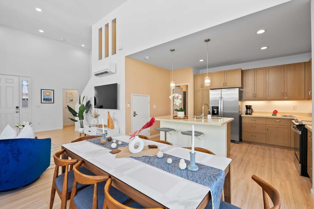 Sleeps 16, 2 Homes Ocean Views, Shared Pool + Gym, Near the Beach Avantstay
