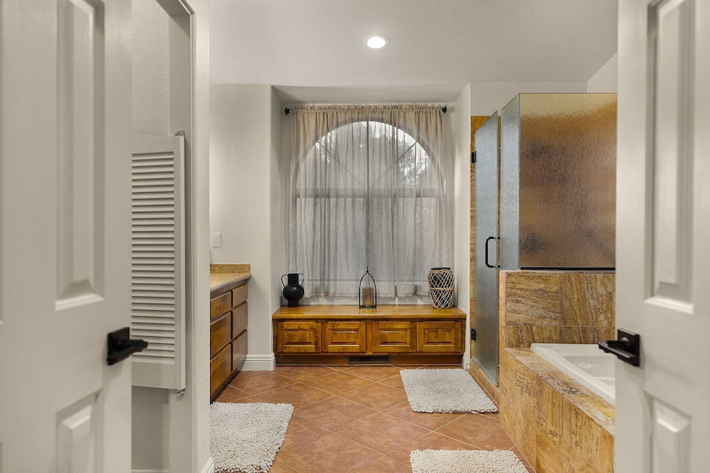 Mammoth Rock Splendor-close to Town Huge Spa Game Room