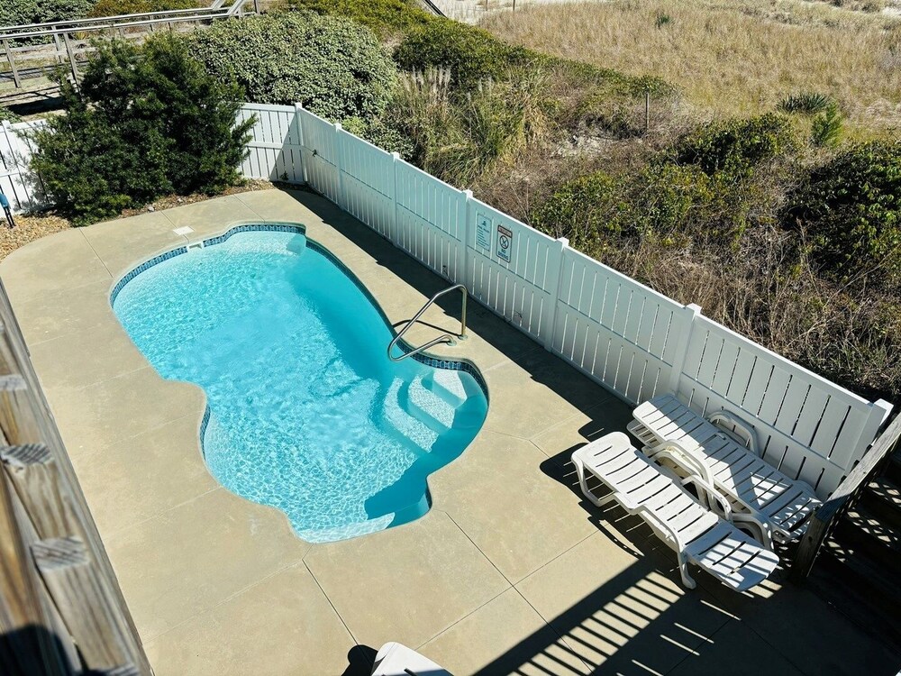 Clamelot 4 Bedroom Home by RedAwning
