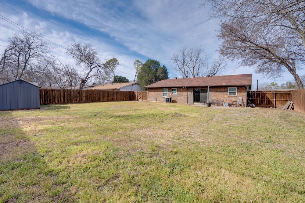 3 Mi to Dtwn Denton: Getaway w/ Furnished Patio!