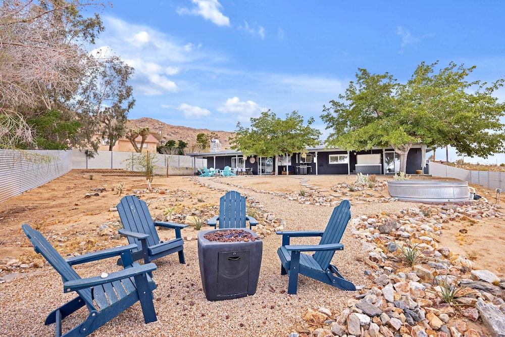 Casa Cosmic - Hot Tub & Fire Pit 3 Bedroom Home